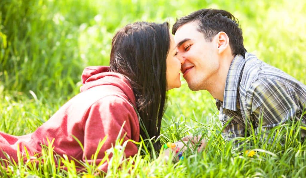 Beijar pode trazer riscos para a saúde