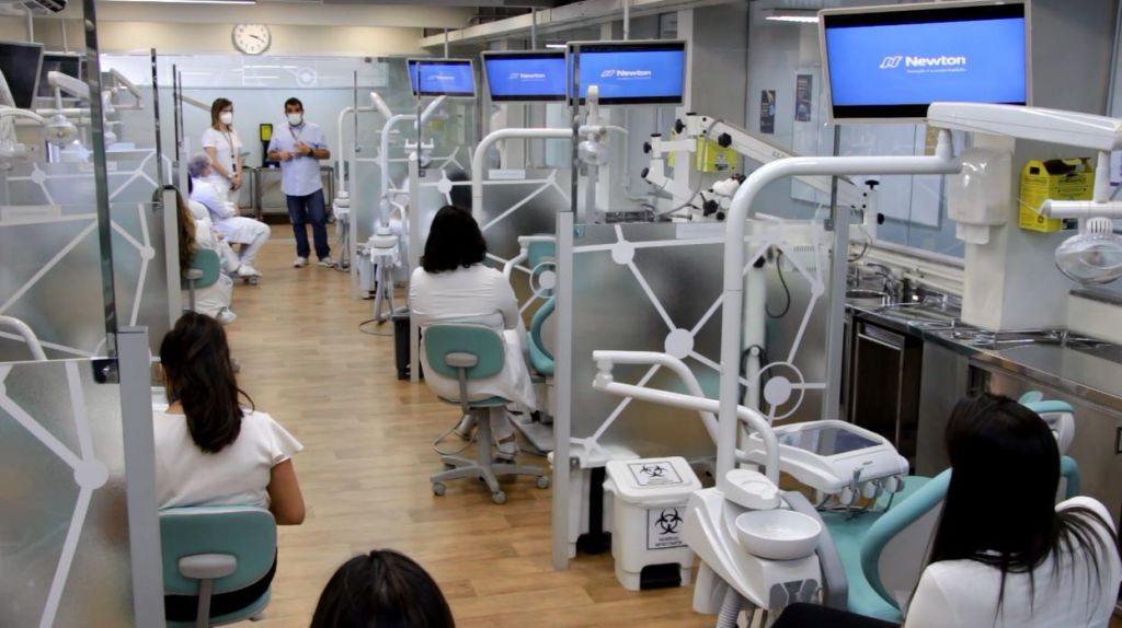 Instituições de ensino investem em tecnologia para capacitar profissionais de Odontologia