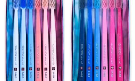 Kit da Curaprox traz seis escovas dentais em diferentes tons de azul e rosa