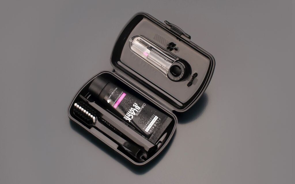 Curaprox apresenta o Travel Set Black is White