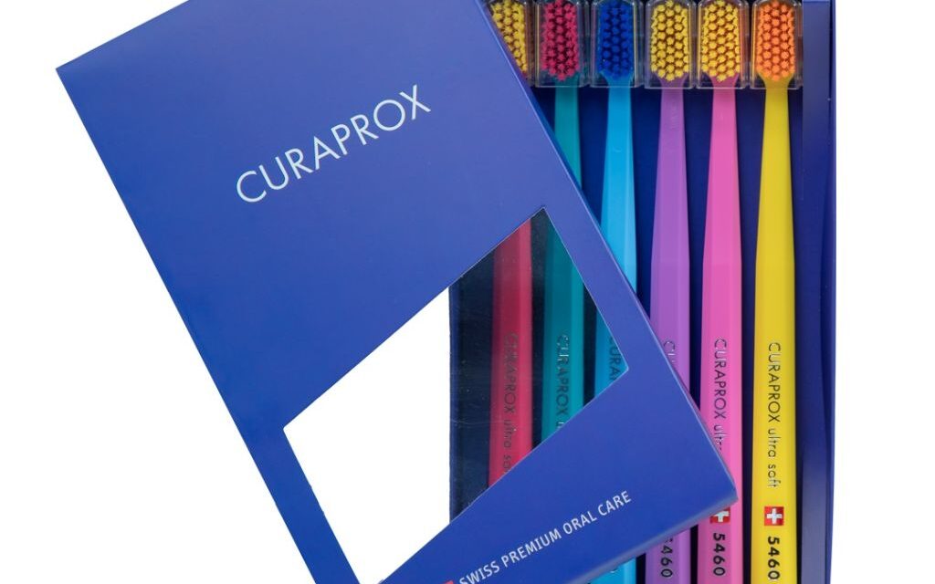 Kit da Curaprox traz seis escovas dentais em cores sortidas