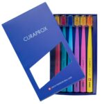 Kit da Curaprox traz seis escovas dentais em cores sortidas