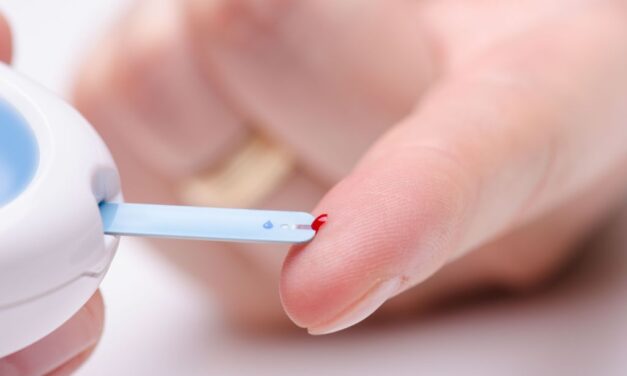 Ignorar a saúde bucal pode dificultar o controle do diabetes