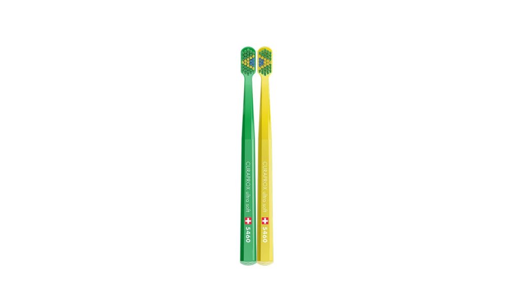 Verde e amarelo ganham destaque em edição especial de escovas dentais Curaprox
