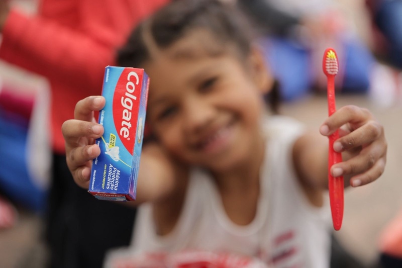 Colgate anuncia caravana de saúde bucal para 100 mil crianças em 2027