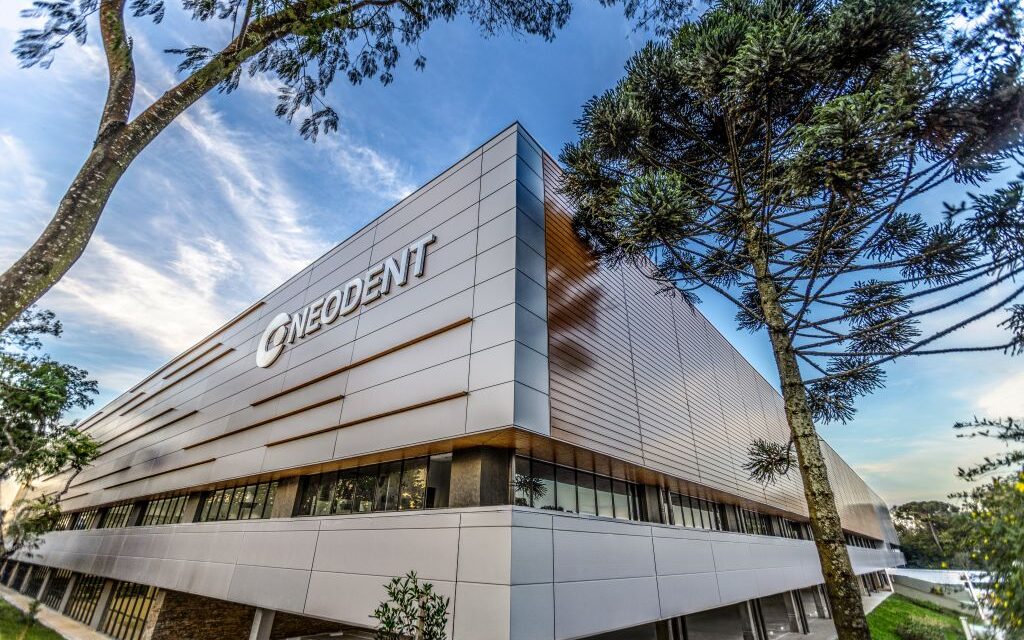 Neodent inaugura megacomplexo de implantes dentários